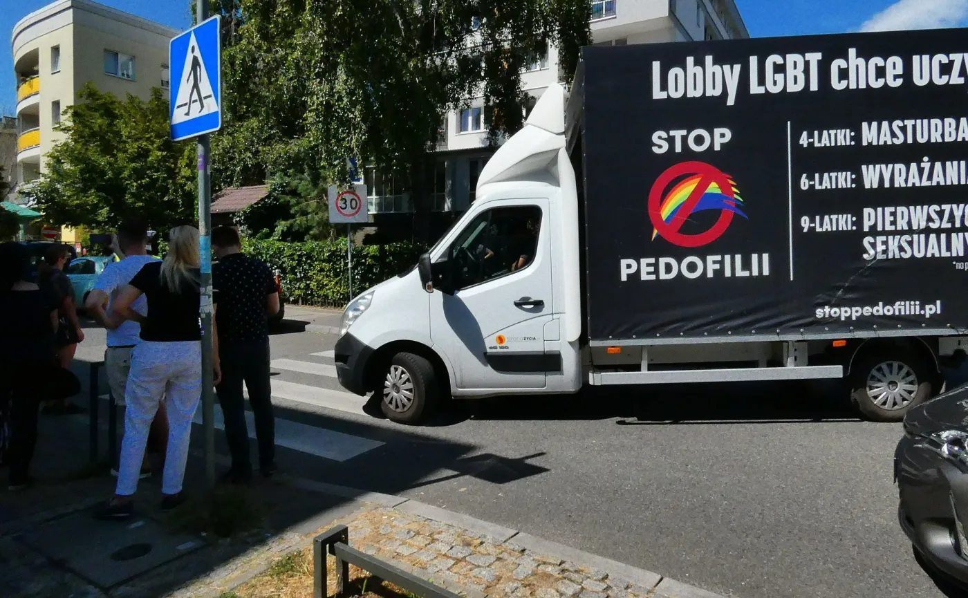Blokada "homofobusa" w Warszawie. "Właśnie za takimi chuliganami opozycja biegała po komisariatach"