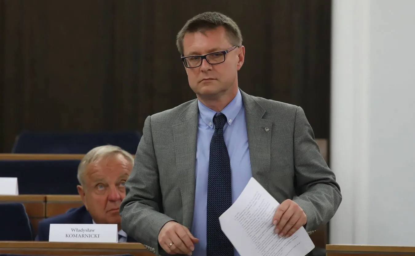 Senator KO ma COVID-19. Nie miał maseczki podczas obrad komisji. "Mądry Dunin po szkodzie"
