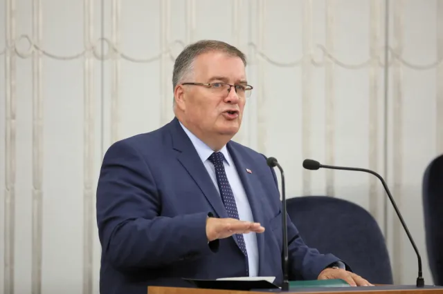 Dera uzasadnia podwyżki: Zszokowało mnie, że skarbnik Warszawy zarabia trzy razy tyle co minister finansów