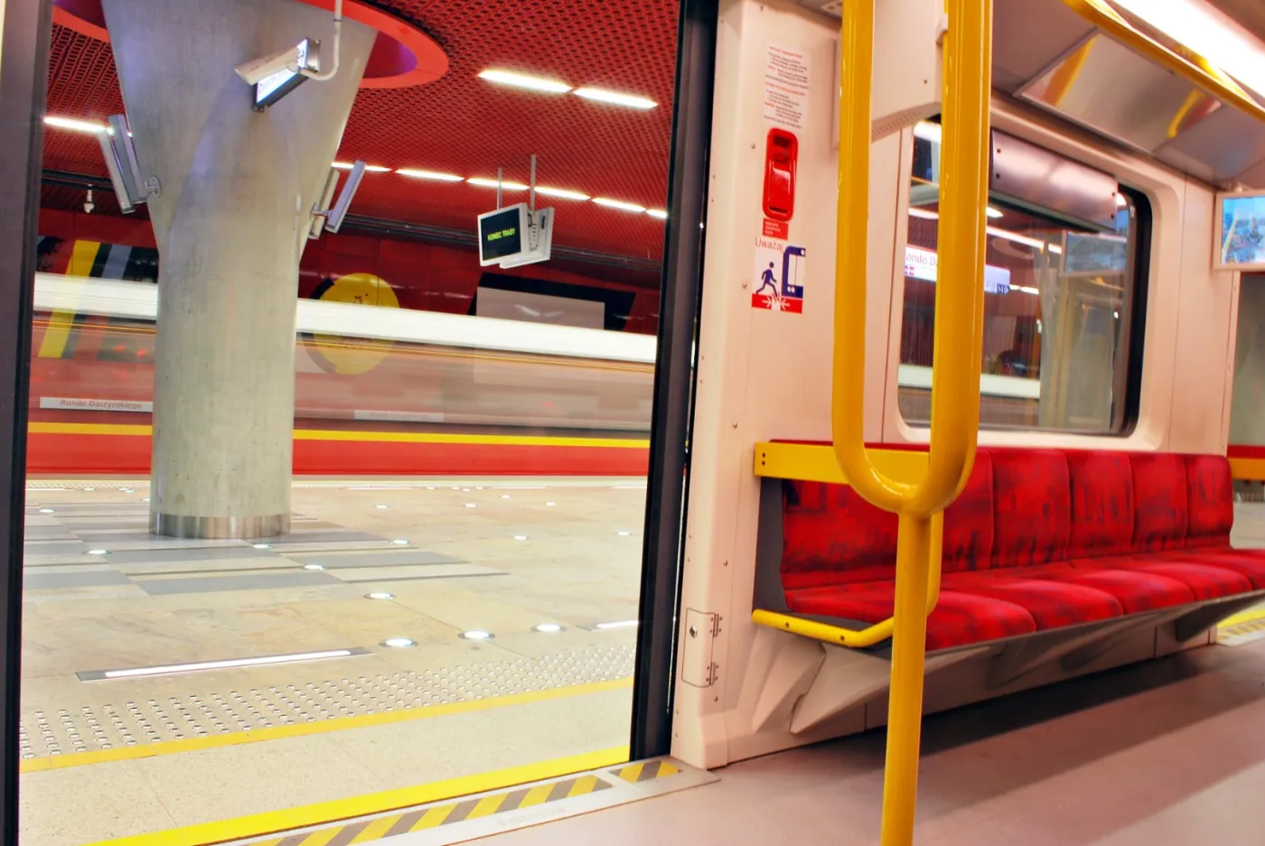 Awaria w metrze. Pociąg z pasażerami przez godzinę stał w tunelu [WIDEO]