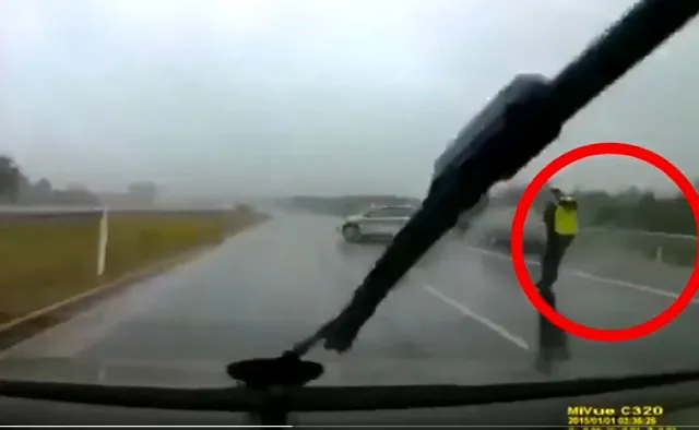 Dramatyczny wypadek z radiowozem i spalone lamborghini. Czarna seria na A1 [WIDEO]