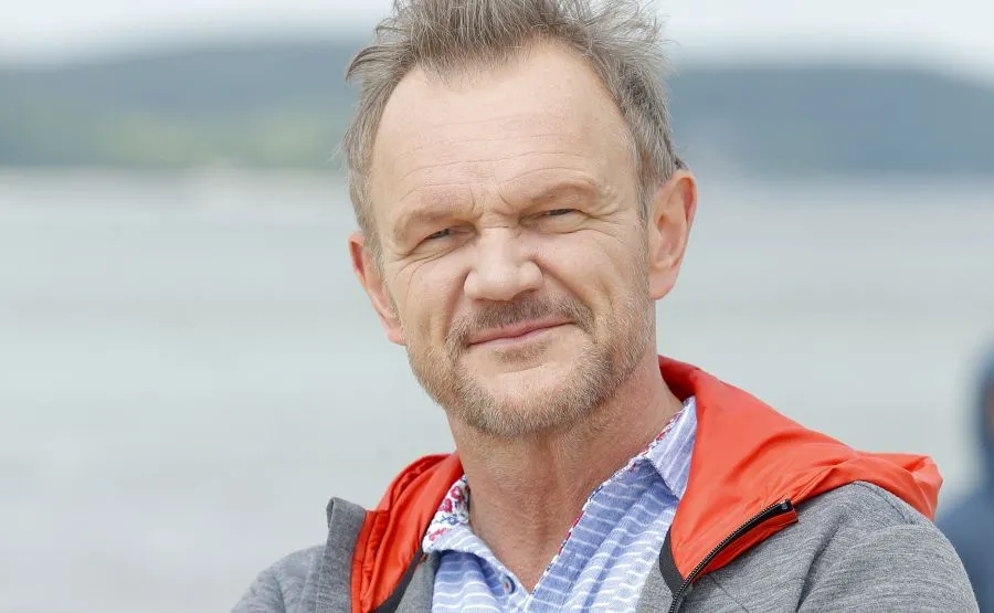 Cezary Pazura pokazał zdjęcie sprzed 20 lat: Jakiś "chłystek" przerwał nam śniadanie. Dziś to wybitny aktor