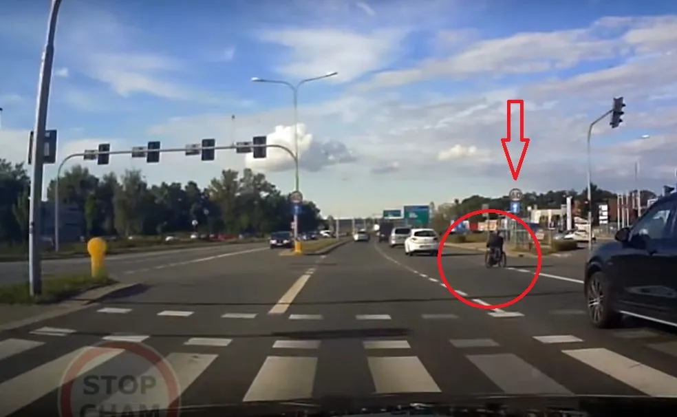 Turbowózkiem inwalidzkim wyprzedzał samochody. Teraz tropi go policja [WIDEO]