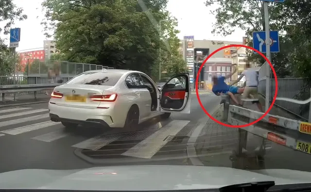 Kierowca BMW pobił pieszego, który przechodził po pasach. Szokujące wideo