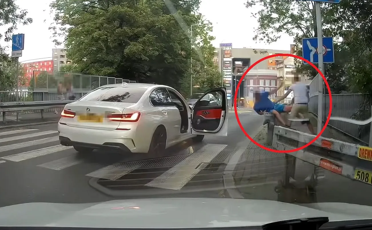 Kierowca BMW pobił pieszego, który przechodził po pasach. Szokujące wideo
