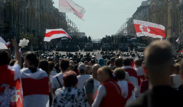 Wielotysięczny marsz w Mińsku. Pojazdy opancerzone na ulicach
