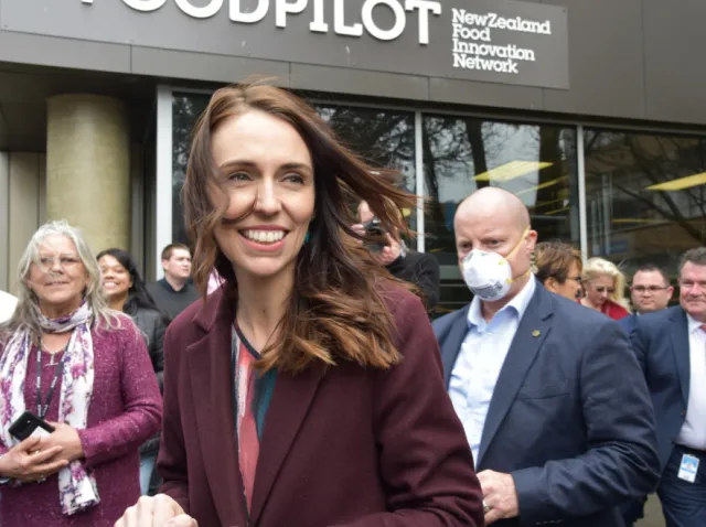 Prawdziwa kobieta rakieta. Boski luz premier Nowej Zelandii na spotkaniach wyborczych. FOTO