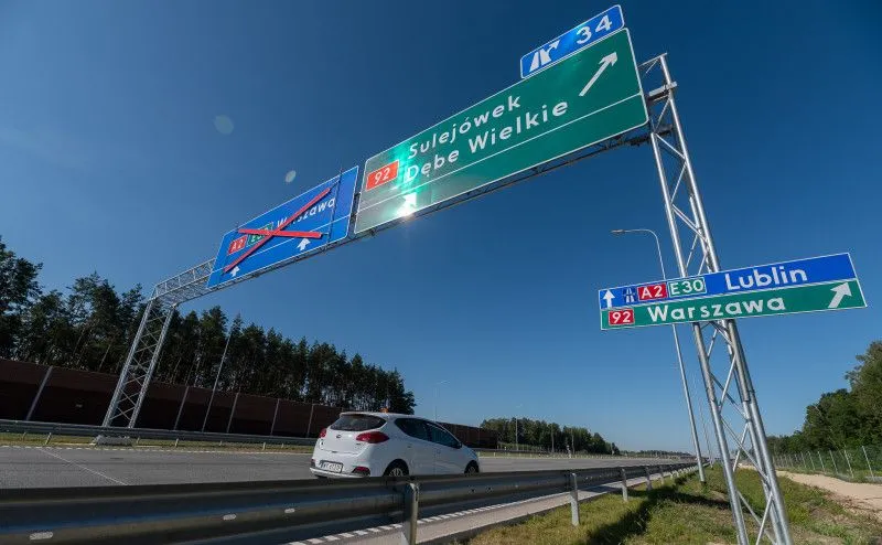 Karambol na autostradzie A2. Zderzyły się trzy ciężarówki, dwie osobówki i bus
