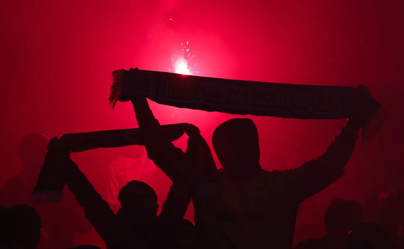 Sąd Najwyższy: Przenoszenie racy to nie jej przewożenie. Kibic uniewinniony