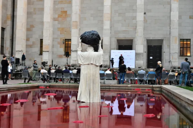 Przed Muzeum Narodowym w Warszawie odsłonięto instalację Jerzego Kaliny "Zatrute źródło"