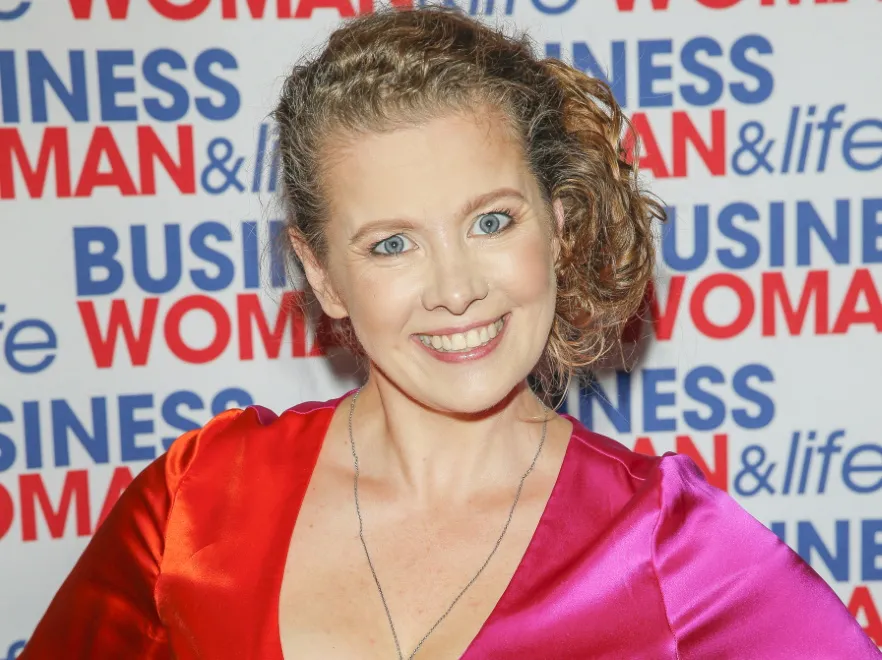 Nadprogramowe kilogramy zniknęły - biust (i to jaki!) pozostał. Ania Powierza hipnotyzuje dekoltem. FOTO