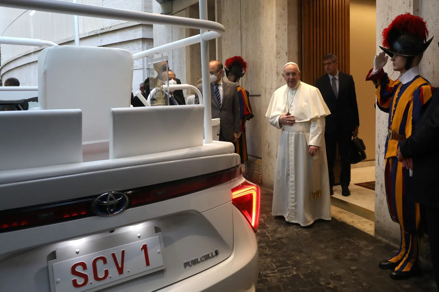 Papamobile na paliwo przyszłości. Papież Franciszek dostał nową Toyotę