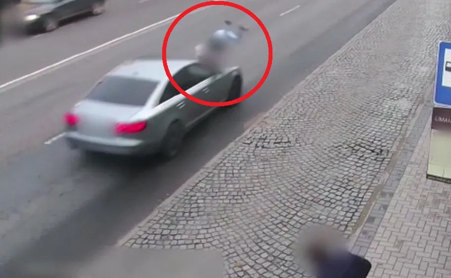 Pijana kobieta wbiegła pod jadący samochód. Policja pokazała szokujące nagranie