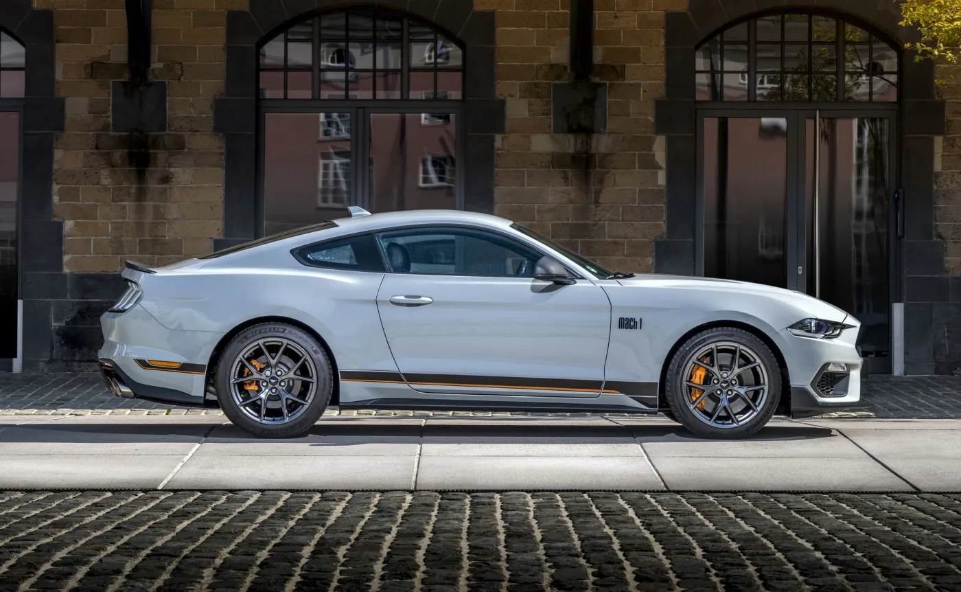Ford Mustang Mach 1 w kolorze Fighter Jet Gray