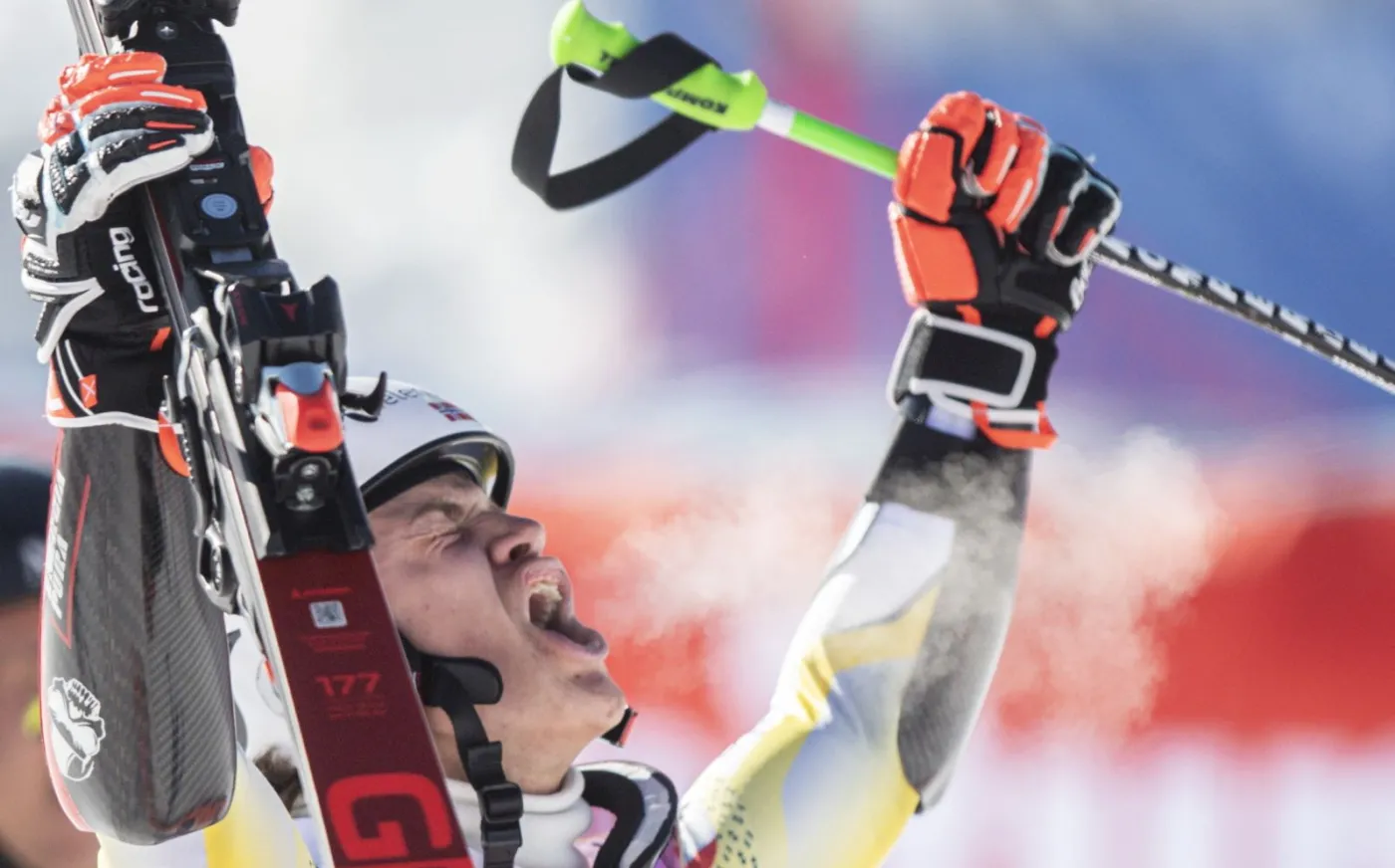 Alpejski PŚ: Niedoszły piłkarz nie chce schodzić z podium