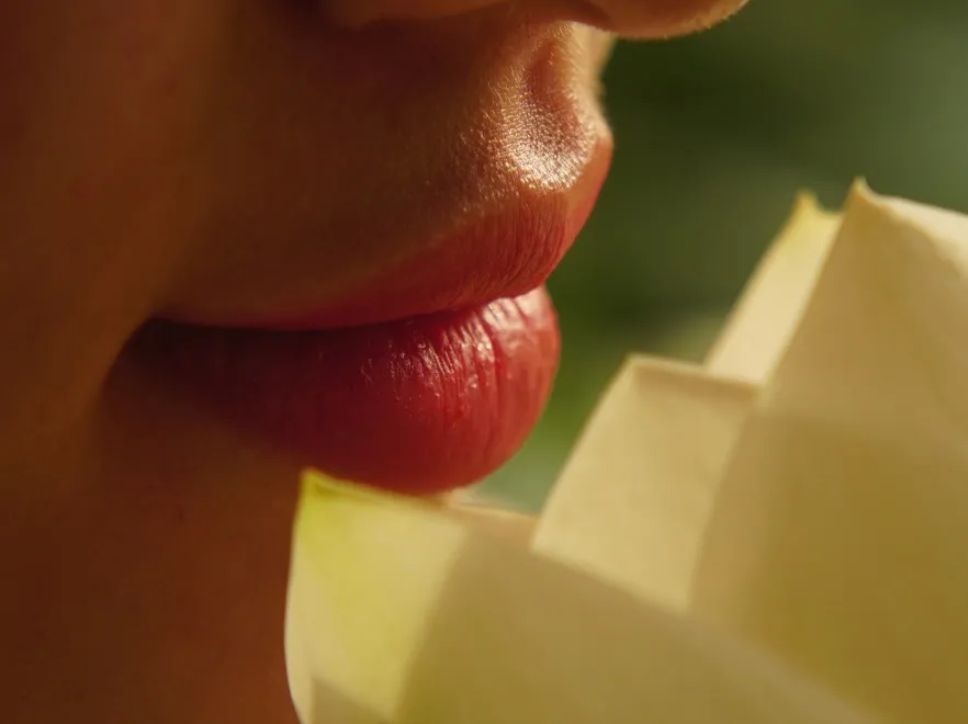 Nadchodzi czas, w którym usta potrzebują specjalnego "ubrania". Oto sposoby na ich pielęgnację