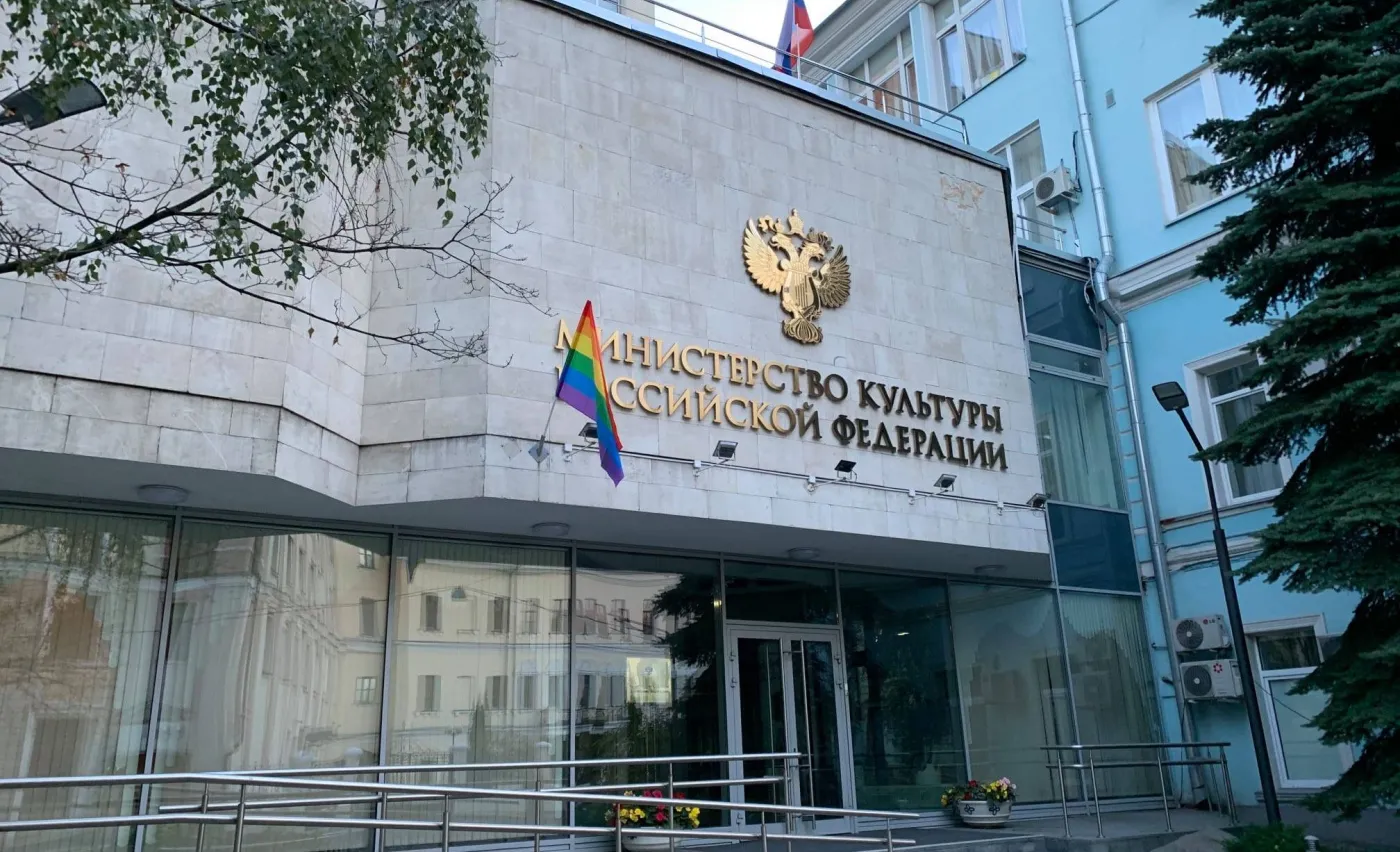 Tęczowe flagi na budynku KGB. Tak Pussy Riot świętuje urodziny Putina