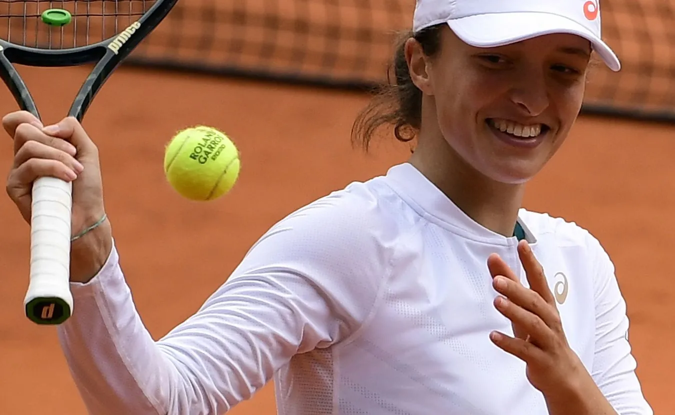 Iga Świątek na kortach Rolanda Garrosa może przejść do historii. "Będzie agresywna walka"