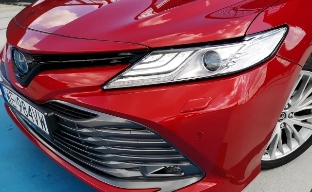 Rząd kupuje limuzyny. Dlaczego nie karetki? Rzecznik się tłumaczy, a sprawa trafiła do KE