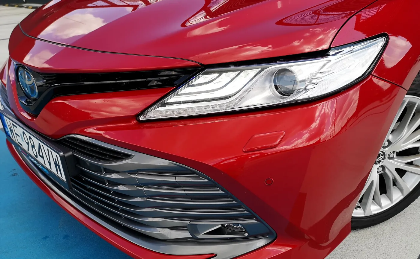 Rząd kupuje limuzyny. Dlaczego nie karetki? Rzecznik się tłumaczy, a sprawa trafiła do KE