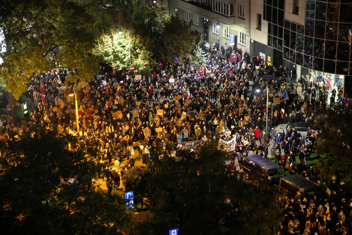 "To nie wy będziecie rodzić trupy". Protest przed kurią i Pałacem Arcybiskupów Warszawskich