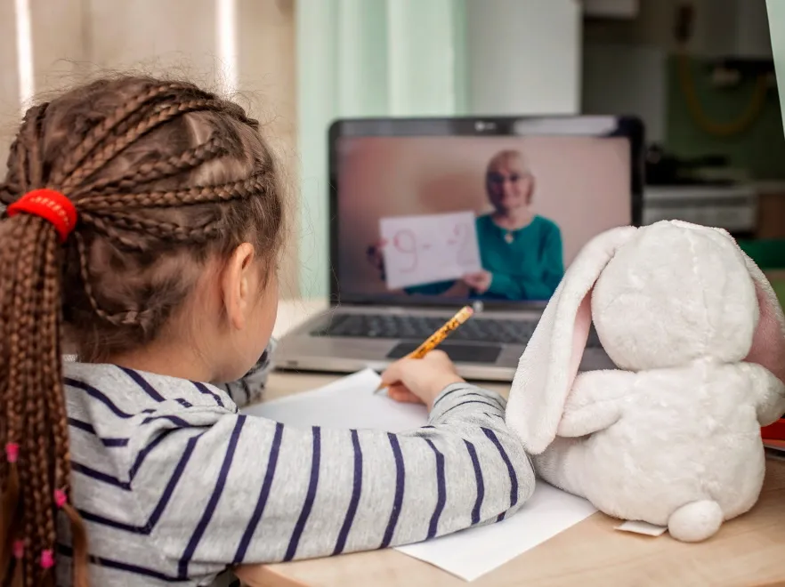 Kilka eksperckich sposobów na to, by lekcje online nie nużyły