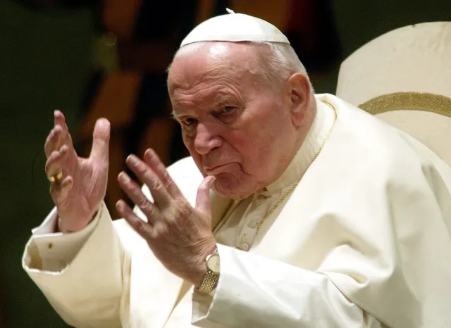 Jan Paweł II pozostanie świętym? "Nie ma czegoś takiego jak dekanonizacja"