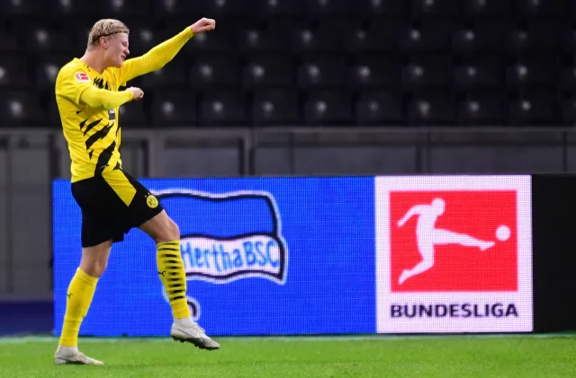 Cztery gole Erlinga Haalanda w Berlinie. Borussia goni Bayern