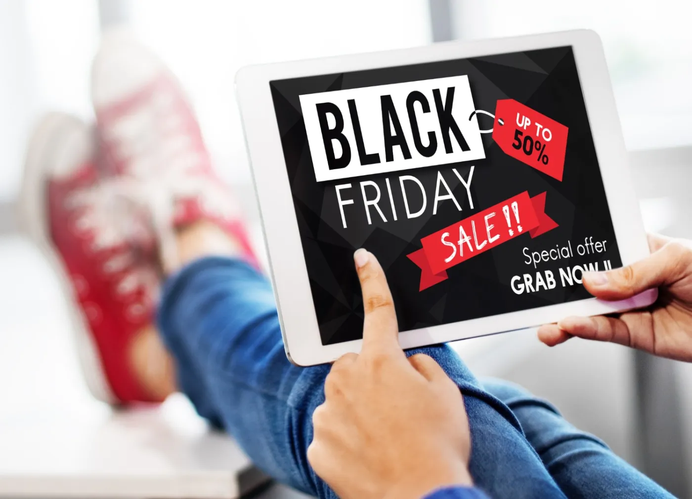 Czarny Piątek. Ruszają wyprzedaże Black Friday. Tak nie dasz się oszukać [PORADNIK]