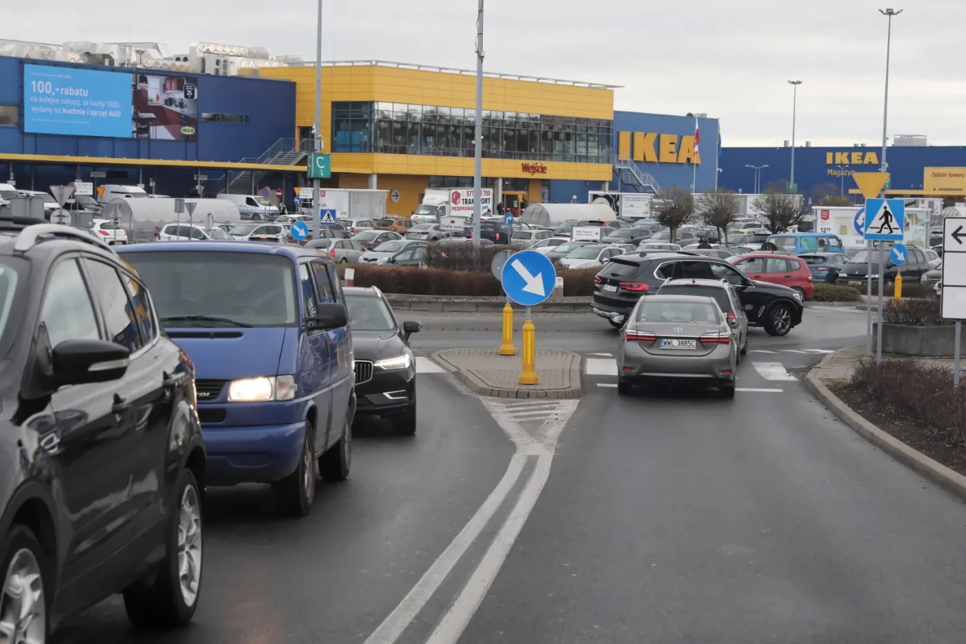 4668718-kolejki-ikea.jpg