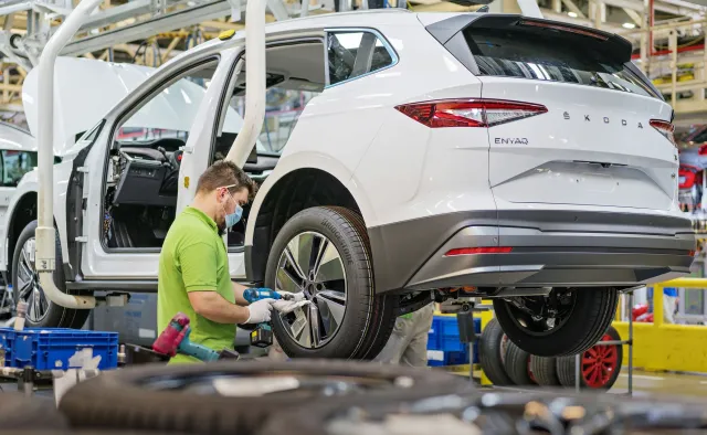 Skoda Enyaq już w produkcji. Koncern daje pracę Polakom i kusi wynagrodzeniem
