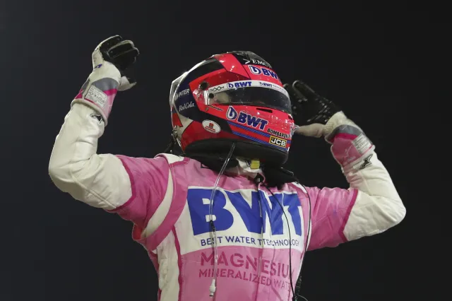 Pierwsza wygrana Pereza. Mechanicy Mercedesa spartaczyli swoją robotę [WYNIKI i KLASYFIKACJA]