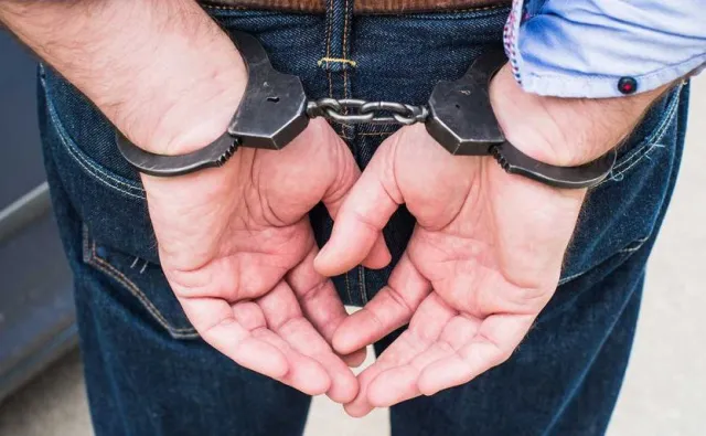 Pobił i podpalił 36-letnią konkubinę. 19-latek trafił za kratki