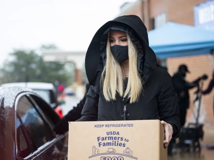To jej służy! Banalnie prosta stylizacja niesamowicie odmłodziła 39-letnią Ivankę Trump. FOTO