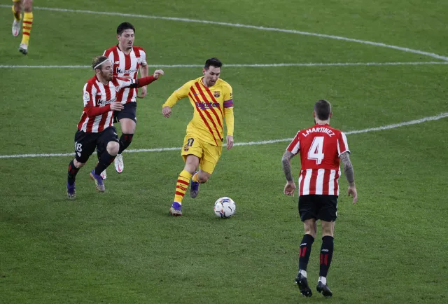 Messi strzelił dwa gole, ale jedną bramkę sprezentował też rywalom
