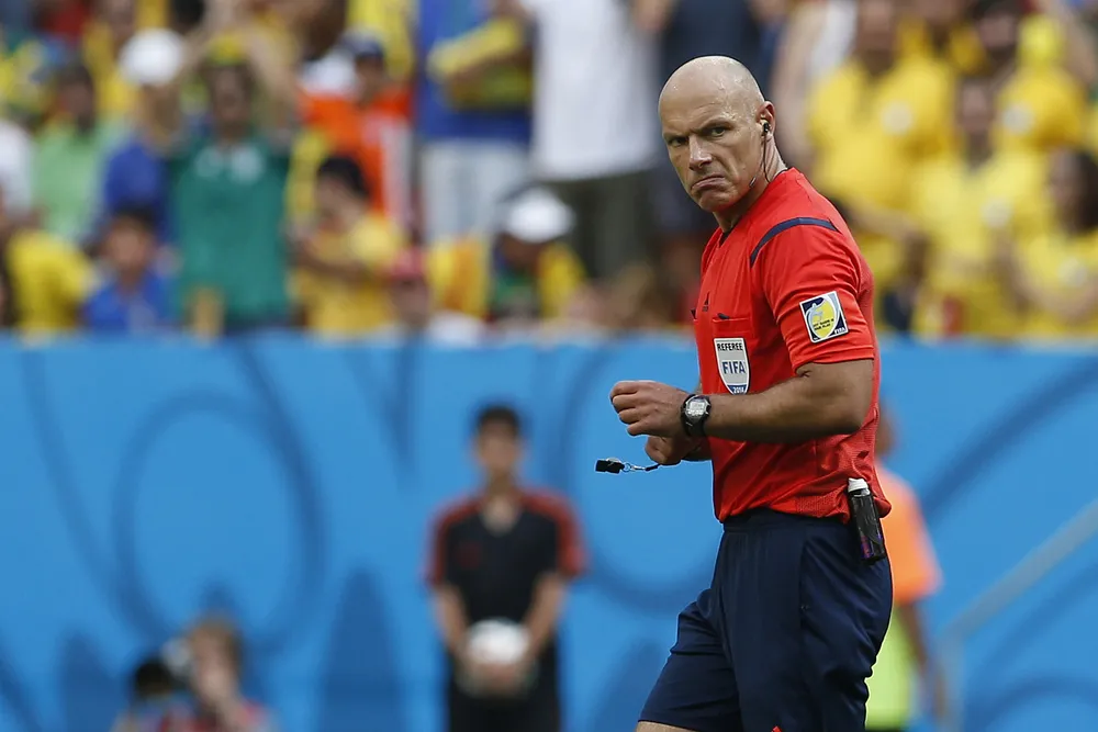 Howard Webb zachęca byłych piłkarzy do sędziowania
