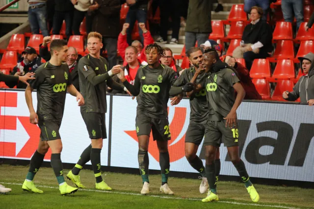 Piłkarze muszą się pilnować. Żółte kartki i grzywny za przytulanie się po strzeleniu gola