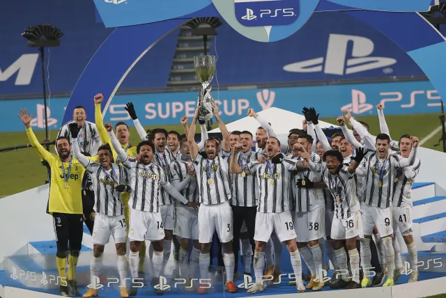 Wojciech Szczęsny z Superpucharem Włoch. Juventus zdobył trofeum
