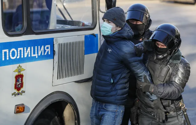 Aleksiej Nawalny skazany na kolonię karną. Łapanka rosyjskiej policji