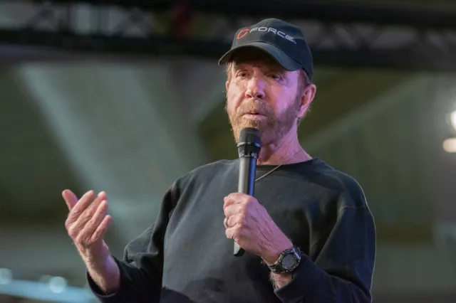 Chuck Norris przeciw aborcji: Czy słomki bambusowe są ważniejsze niż ludzkie życie?