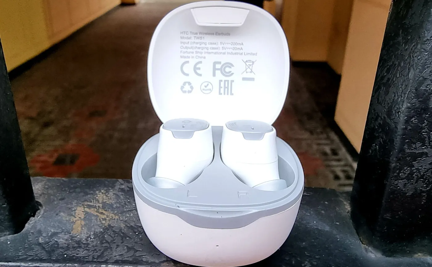 htc-earbuds-37063260.jpg
