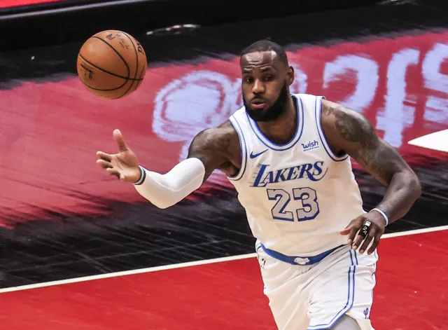 LeBron James bije Lukę Doncica. Miliony dolarów w grze