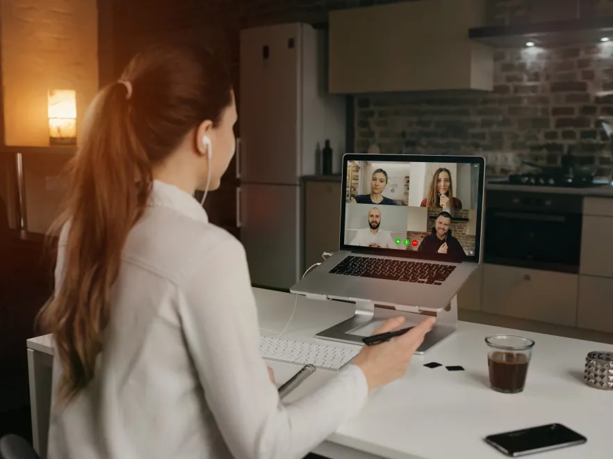 Liczby nie kłamią: Home office rujnuje relacje z kolegami z pracy