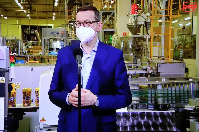 Morawiecki w Politico: UE musi wykorzystać wszelkie narzędzia, by zwiększyć produkcję szczepionek