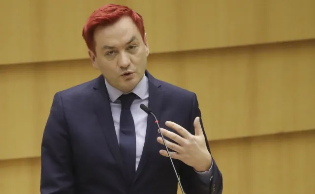 Biedroń w PE: Ani jedno euro nie może trafić w ręce Kaczyńskiego