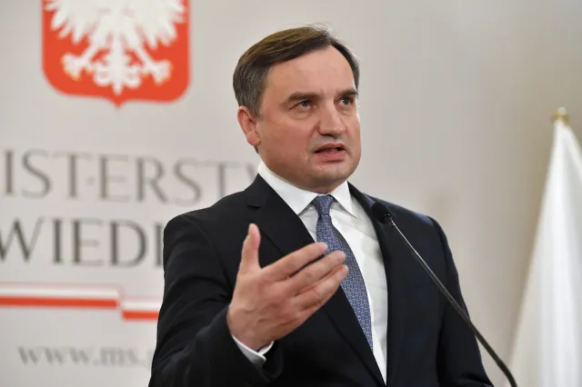 Przyrzeczenie przy adopcji dziecka - proponuje resort Ziobry. PO: To temat zastępczy