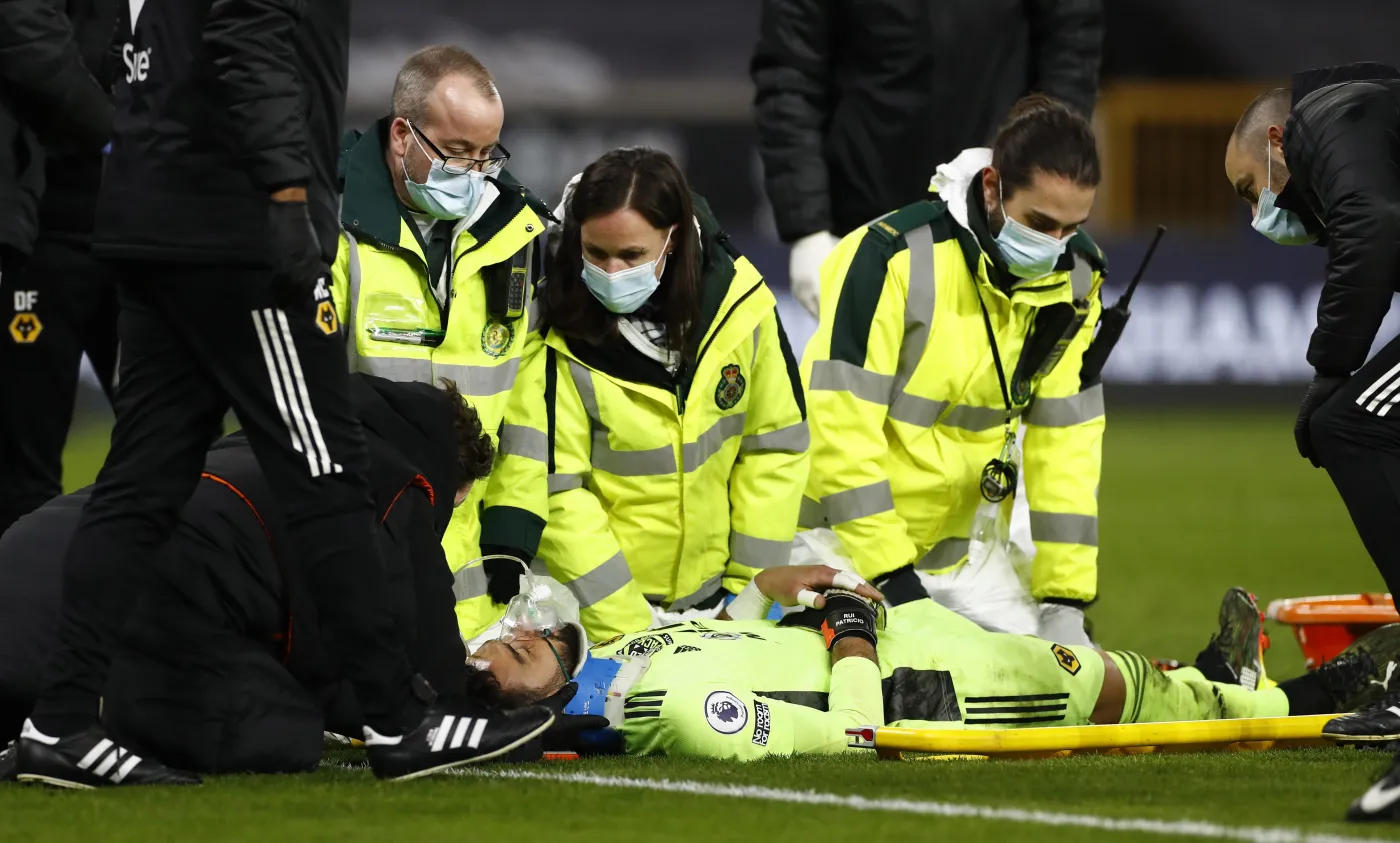 Rui Patricio uderzony kolanem w głowę. Zamroczony bramkarz trafił do szpitala