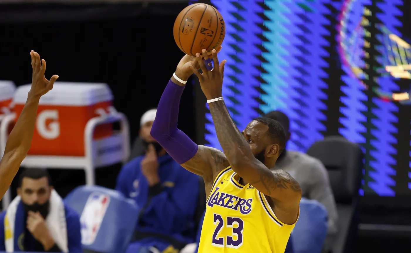 LeBron James zaliczył 98. triple-double w karierze. Lakers pokonali Warriors