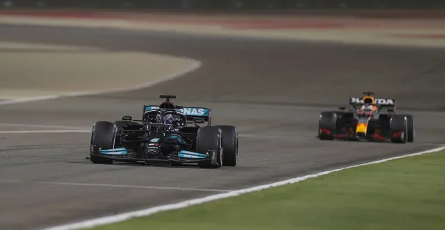 GP Bahrajnu: Lewis Hamilton wygrywa po zaciętej walce i śrubuje rekord