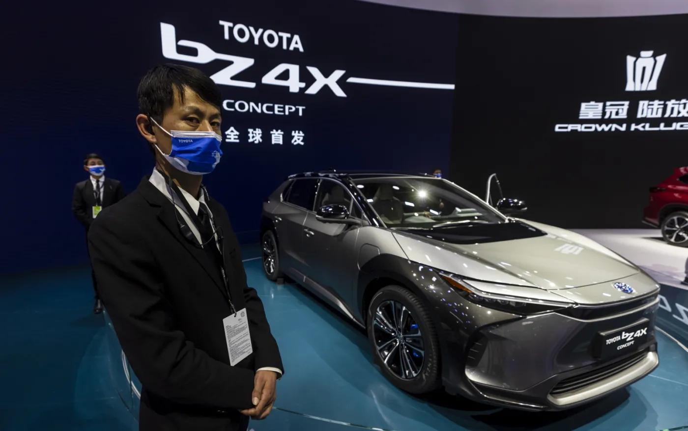 Toyota bZ4X ujawniona. Elektryczny napęd i koniec kierownicy